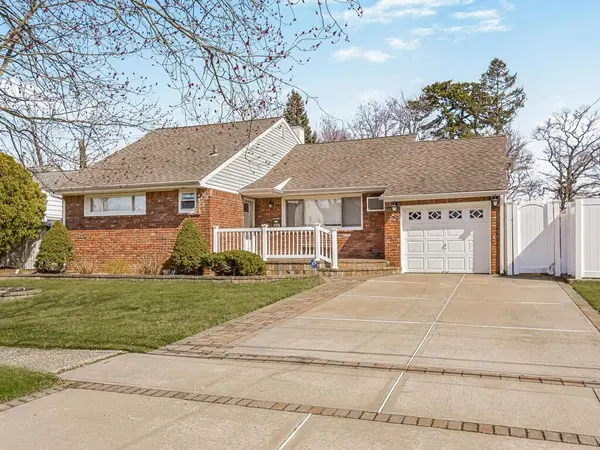 29 Jane DR, North Babylon, NY 11703
