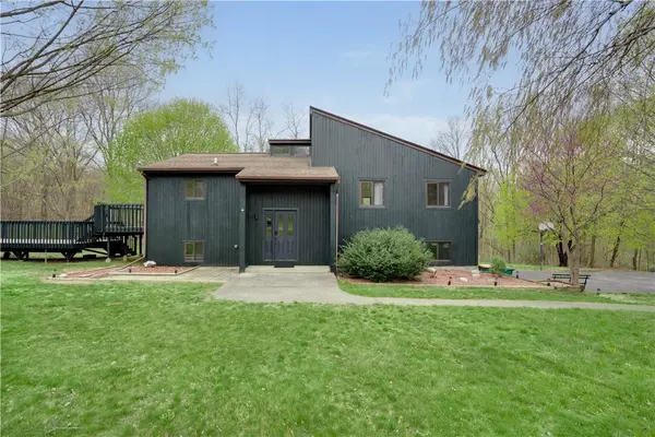 6 Creekside LN, Pleasant Valley, NY 12569