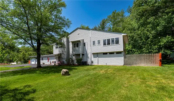 1 Hartshorn LN, West Nyack, NY 10994