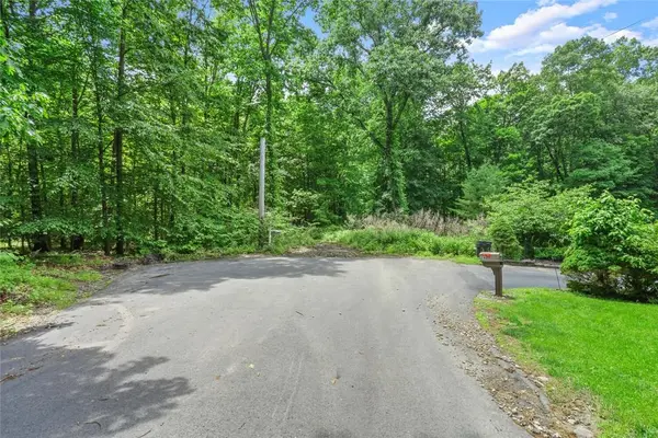 1 Crompond DR, Mohegan Lake, NY 10547