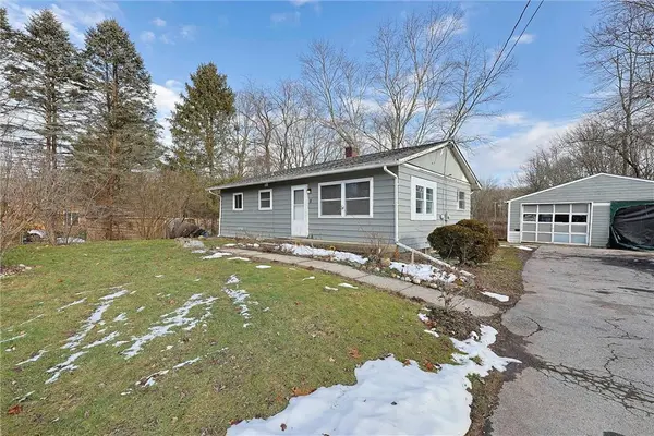 8 Sycamore DR, Hyde Park, NY 12538