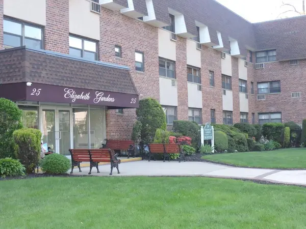 25 Elizabeth ST #1F, Farmingdale, NY 11735