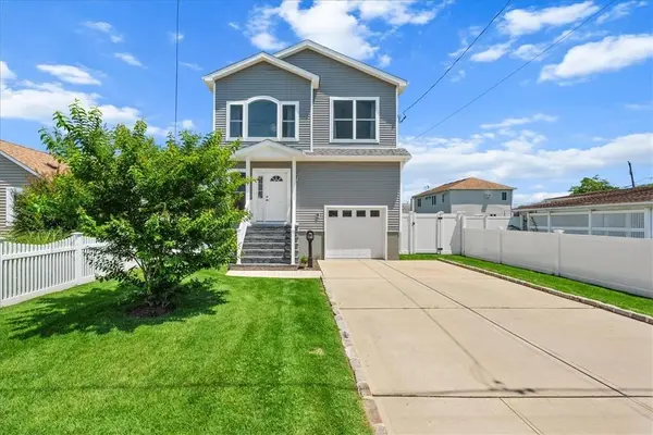 207 east shore RD, Lindenhurst, NY 11757