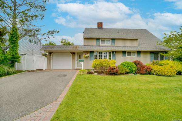 44 Choir LN, Westbury, NY 11590