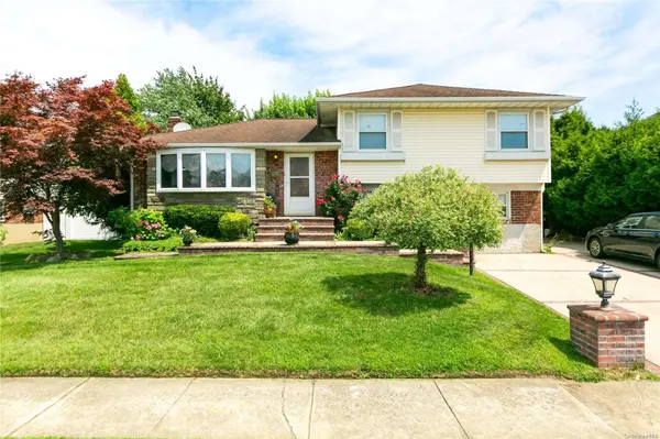 37 Lois LN, Farmingdale, NY 11735