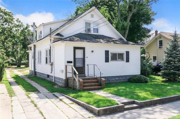 114 E Lakewood ST, Patchogue, NY 11772