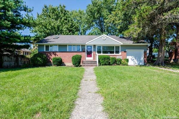 2 Haven LN, Old Bethpage, NY 11804