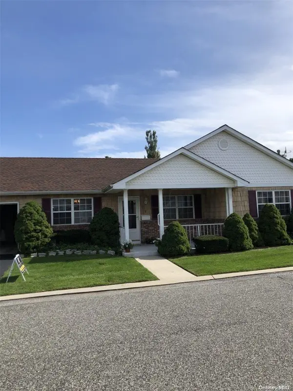 5 Renee DR #5, Oakdale, NY 11769
