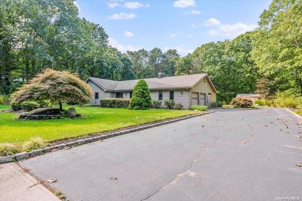 34 Florence DR, Manorville, NY 11949