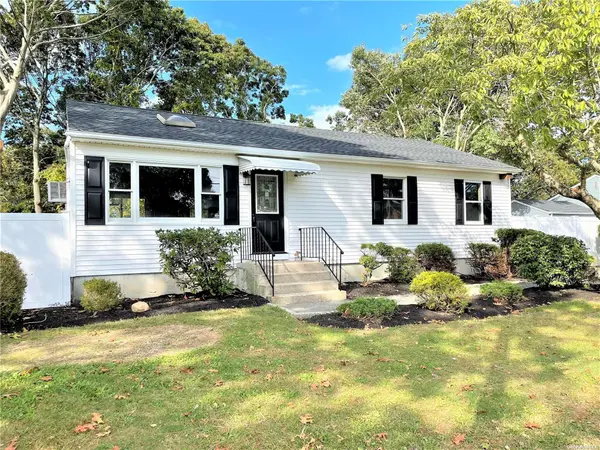 7 W Arpage DR, Shirley, NY 11967