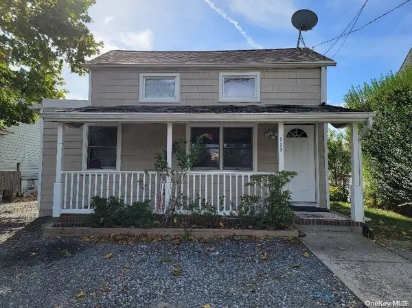 723 W Main ST, Riverhead, NY 11901