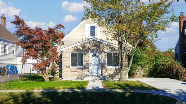 130 Riviera Pkwy, Lindenhurst, NY 11757