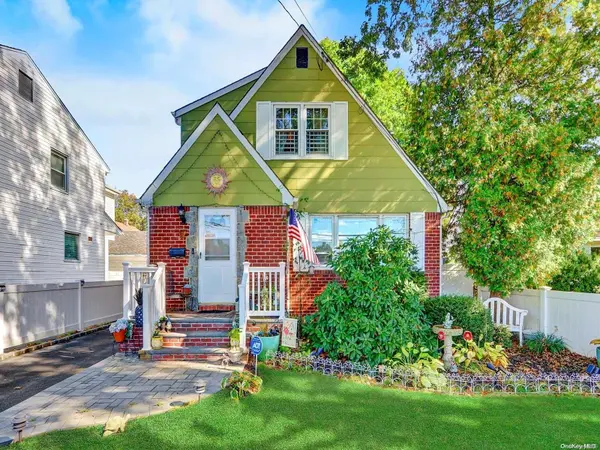 288 Ellison AVE, Westbury, NY 11590