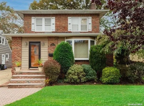 17 Parkview PL, Malverne, NY 11565