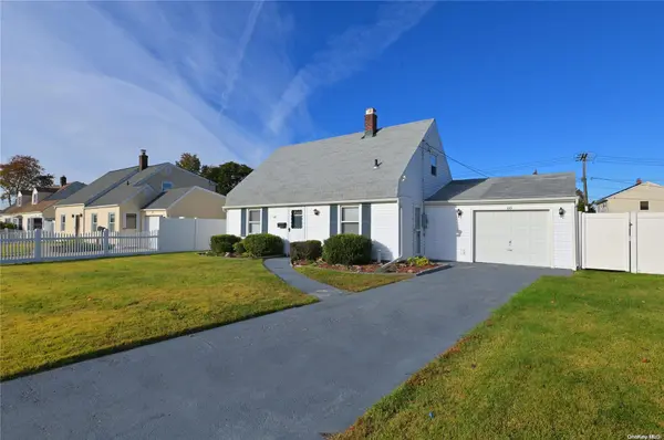 60 James LN, Levittown, NY 11756