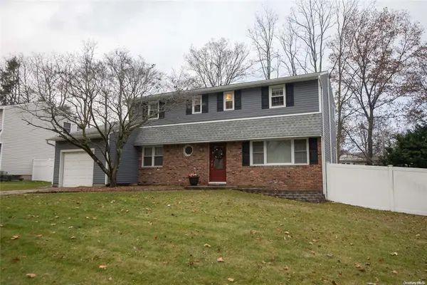 119 Boxwood DR, Kings Park, NY 11754