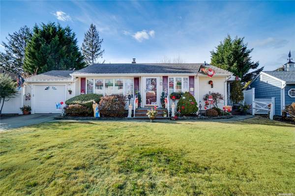 97 Cambridge DR, Hicksville, NY 11801