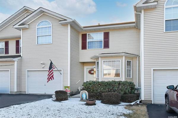 93 Kettles LN #93, Medford, NY 11763