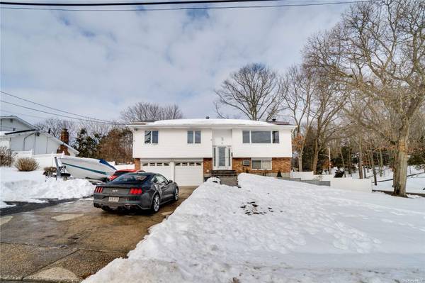 17 Gloucester DR, Wheatley Heights, NY 11798
