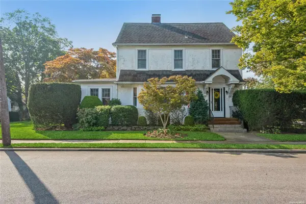 74 Van Nostrand PL, Amityville, NY 11701