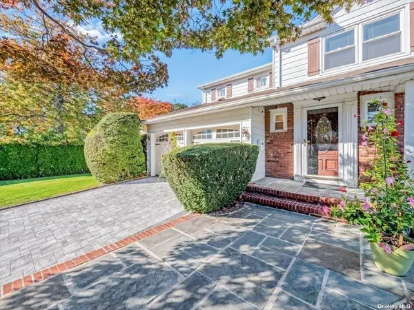 2 Foxhurst Ct, Manhasset Hills, NY 11040
