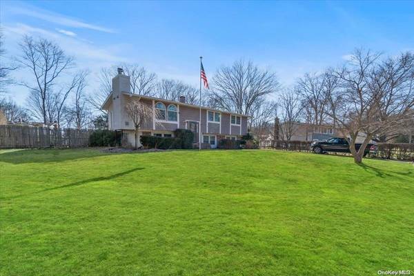 6 Mayflower Lane, East Setauket, NY 11733
