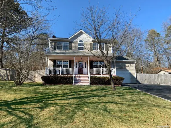 15 Georgann RD, Manorville, NY 11949