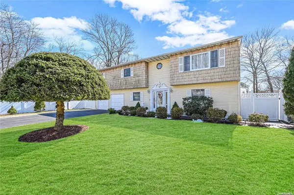 6 Stuyvesant ST, Brentwood, NY 11717