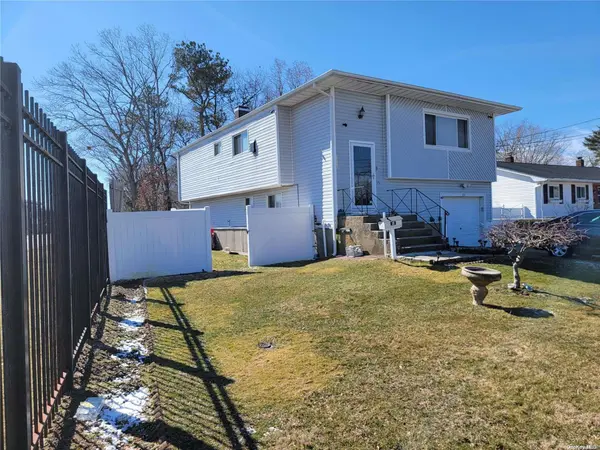 25 Francisco AVE, Central Islip, NY 11722