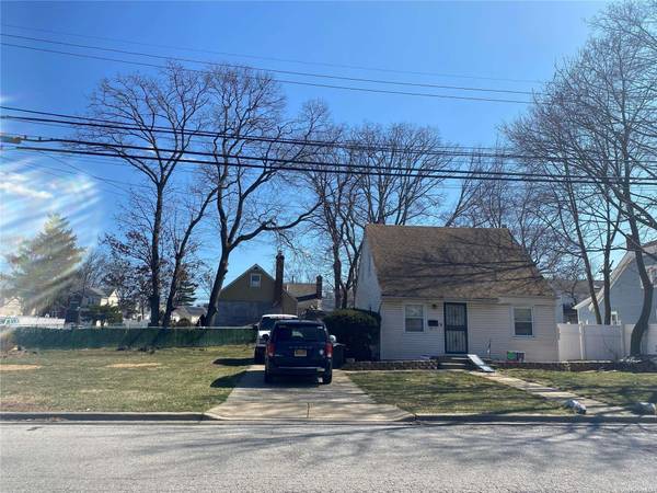 160 E Pennywood AVE, Roosevelt, NY 11575