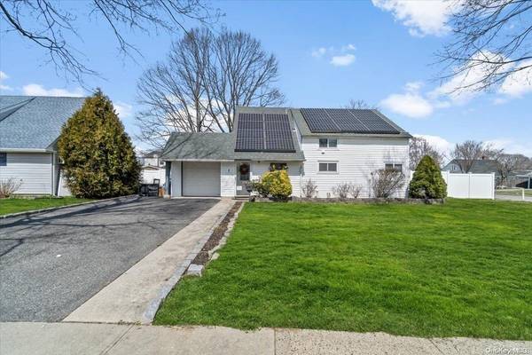 2 Admiral LN, Hicksville, NY 11801