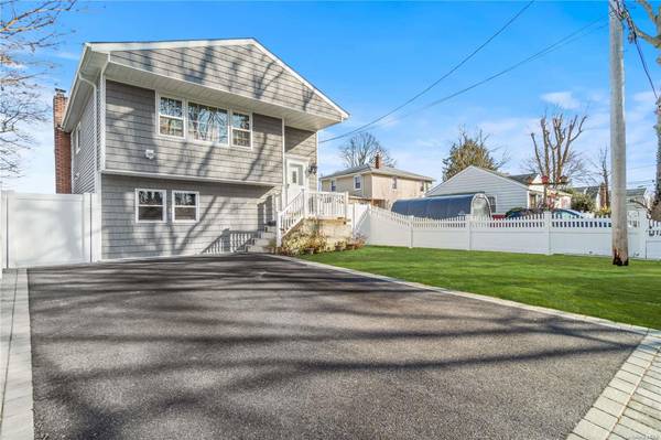 41 Lenox RD, West Babylon, NY 11704