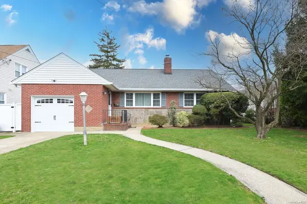 10 Edmund ST, Lynbrook, NY 11563