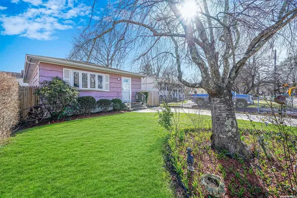 14 Hart PL, Mastic, NY 11950
