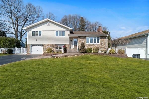 2 Leonard ST, Farmingdale, NY 11735