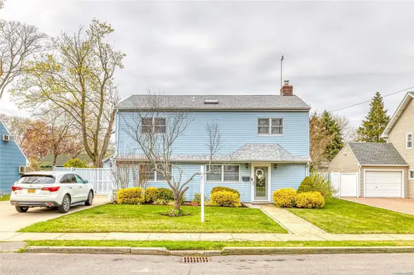 103 W Scudder AVE, Copiague, NY 11726
