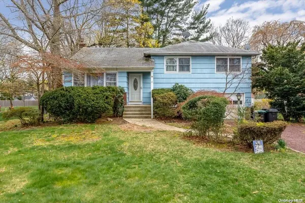 16 Barclay ST, Huntington Station, NY 11746
