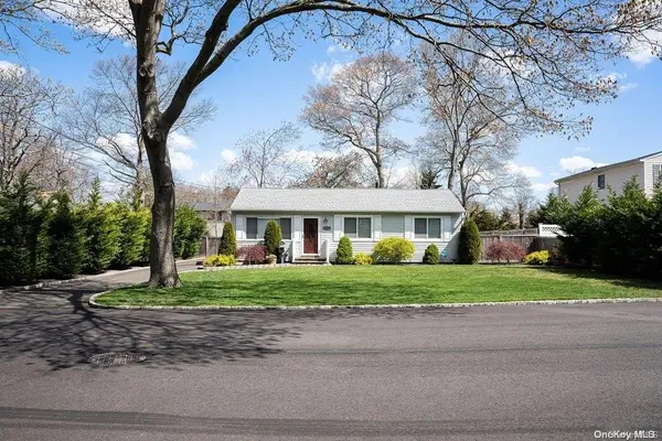 1009 Celia ST, West Islip, NY 11795