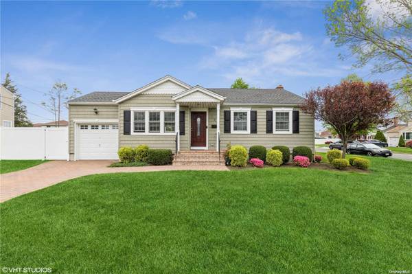 2 Darley RD, Plainview, NY 11803