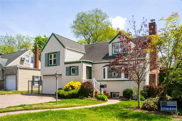 4 Jean CT, Malverne, NY 11565
