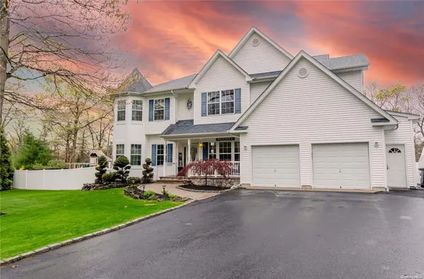 12 Winding Wood CT, Mount Sinai, NY 11766
