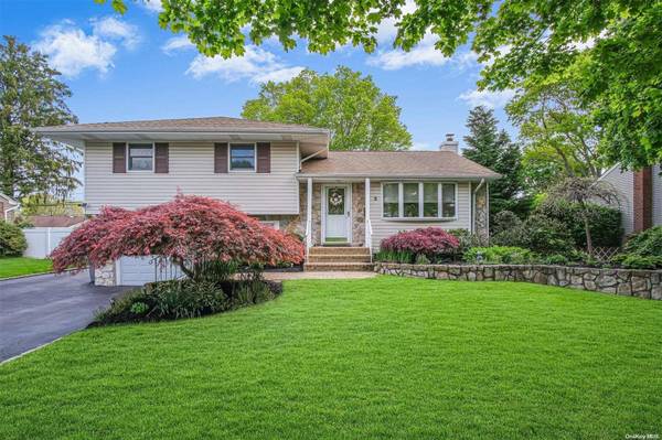 3 Crabapple LN, Commack, NY 11725