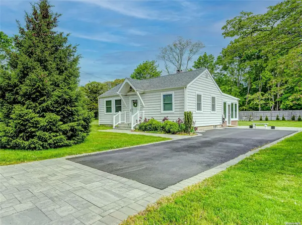 12 Cyrta LN, Westhampton Beach, NY 11978