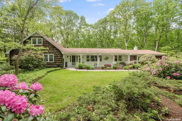 28 Hastings DR, Fort Salonga, NY 11768
