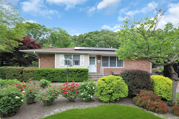 14 Crestwood RD, Bohemia, NY 11716