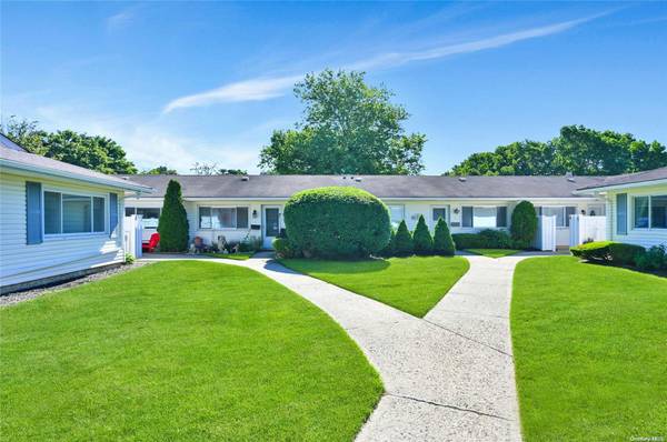 7 Storm DR #7, Holtsville, NY 11742