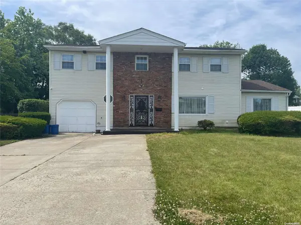 18 Melody LN, Amityville, NY 11701