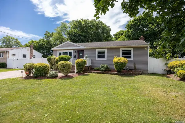 242 Spur DR, Bay Shore, NY 11706