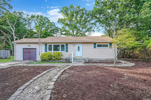 9 Greencrest ST, Lake Grove, NY 11755