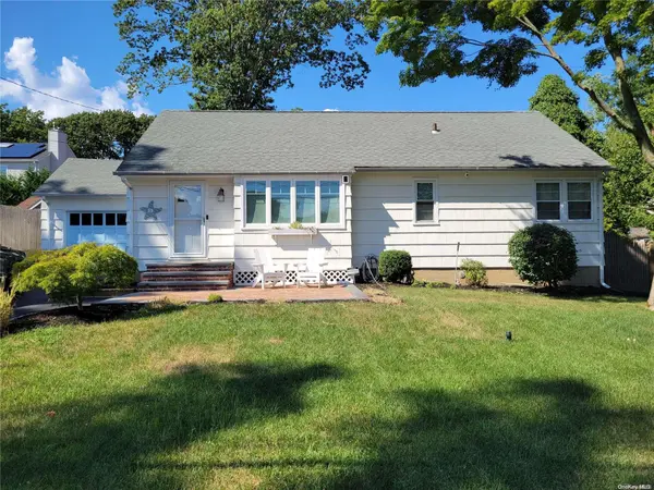35 Summitview DR, Bayville, NY 11709